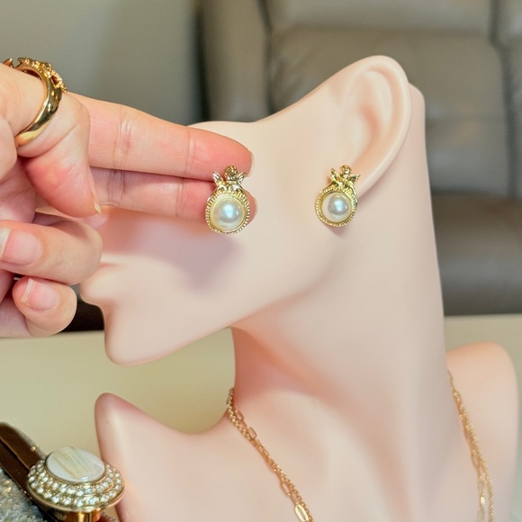 Minimalist Gold Pearl Earrings - Picture 7 of 11